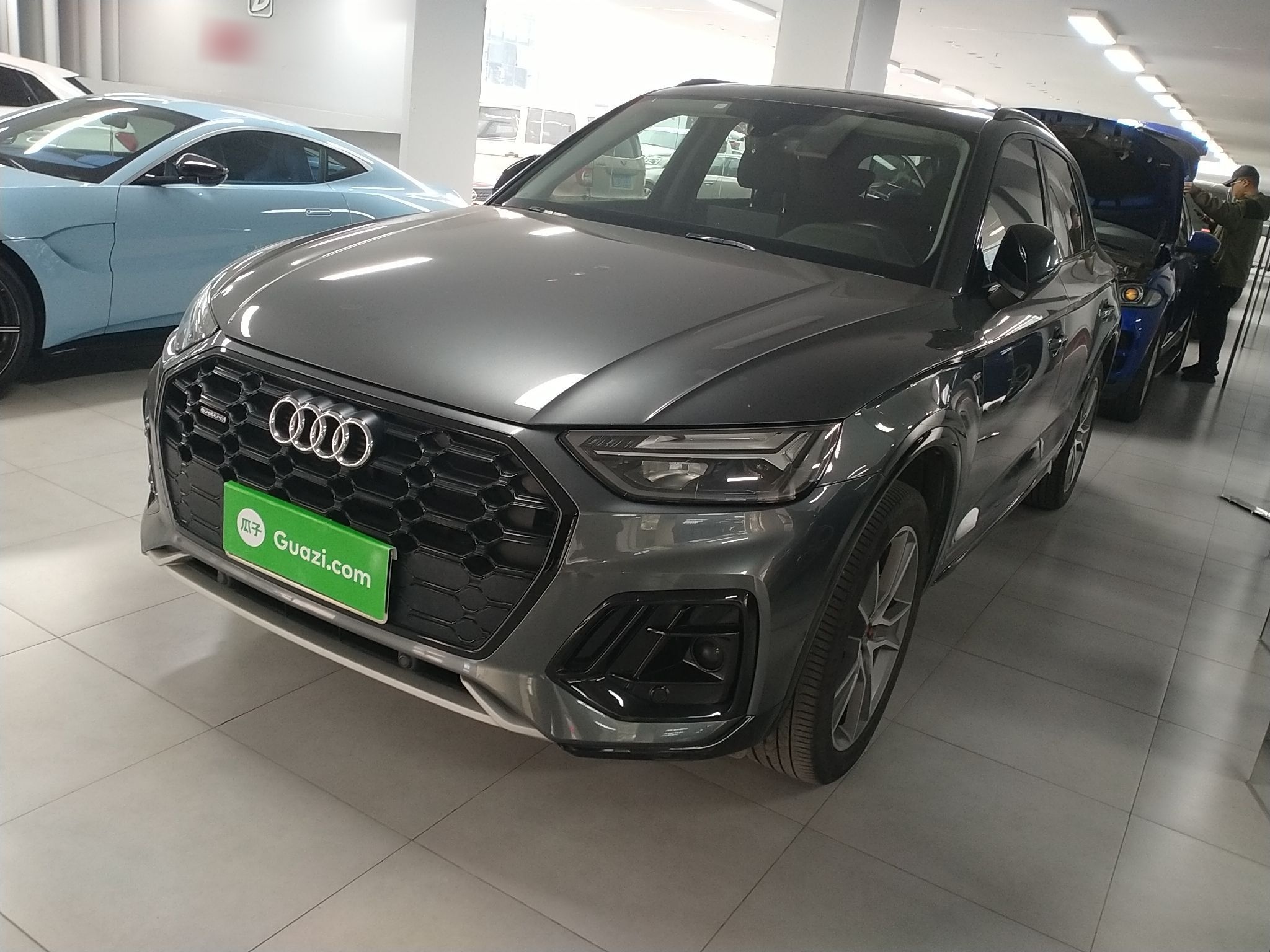 تحت مقدمة السيارة