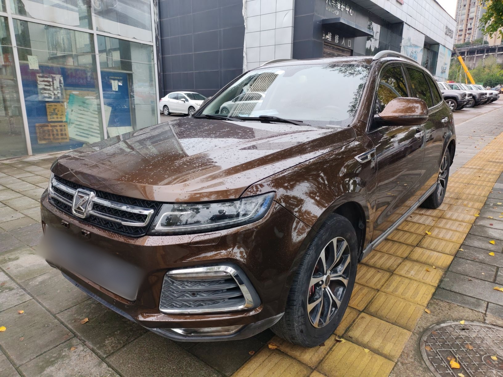 Под передней частью автомобиля