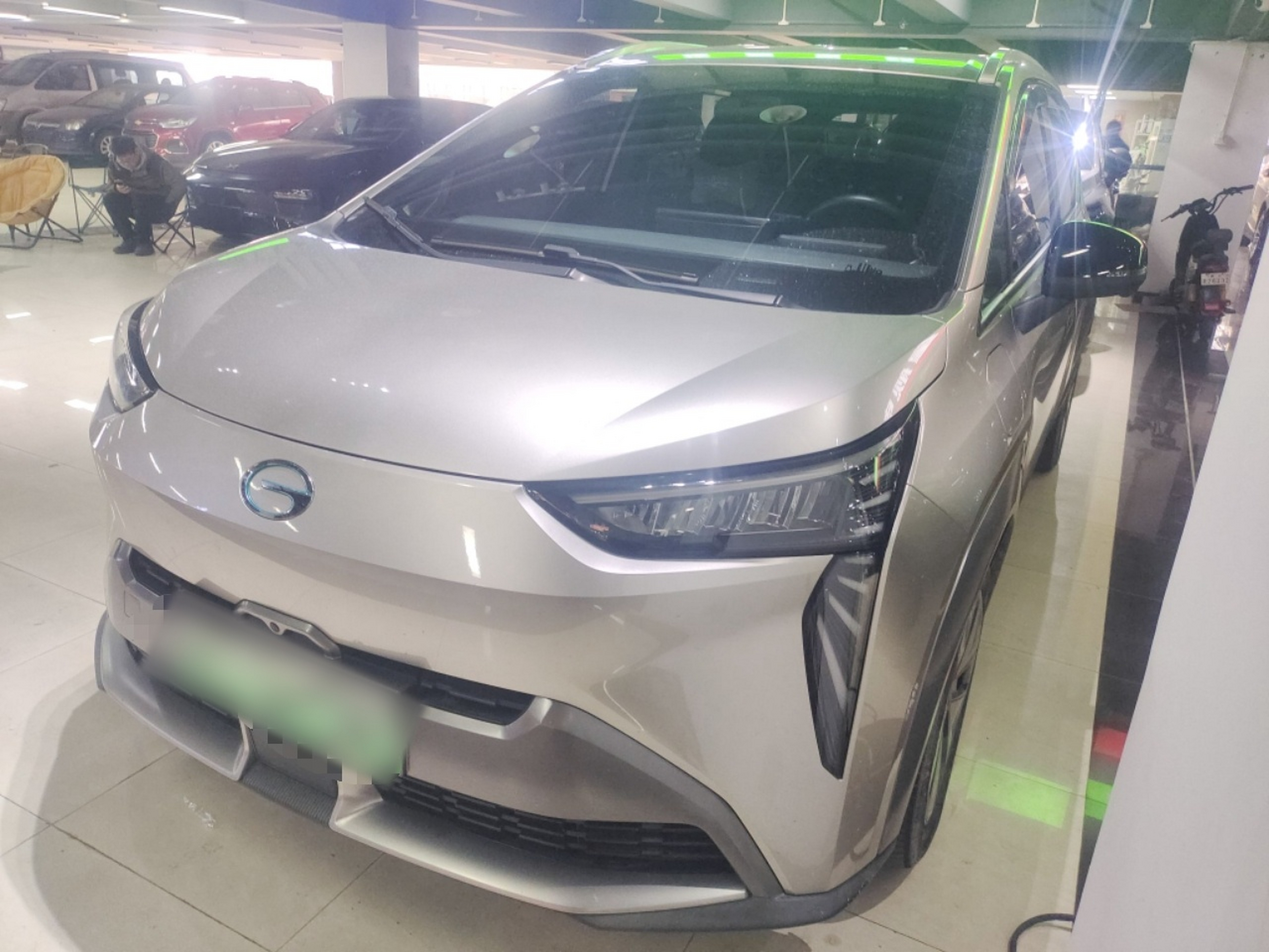 Под передней частью автомобиля