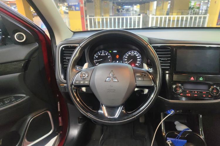 Used Mitsubishi Outlander 2016 2.4L 4x4 Luxury Edition 7-Seater