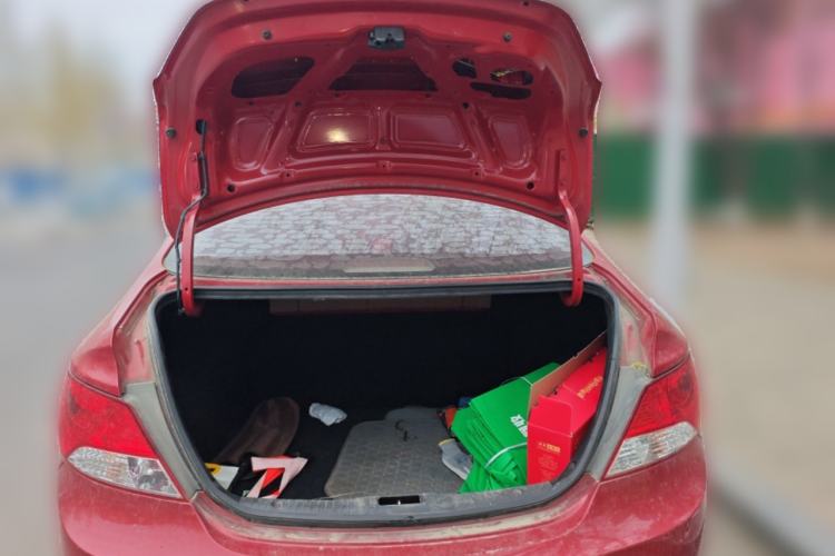 Used Hyundai Verna (older generation) 2010 Sedan 1.4L Manual Comfort GS Trunk