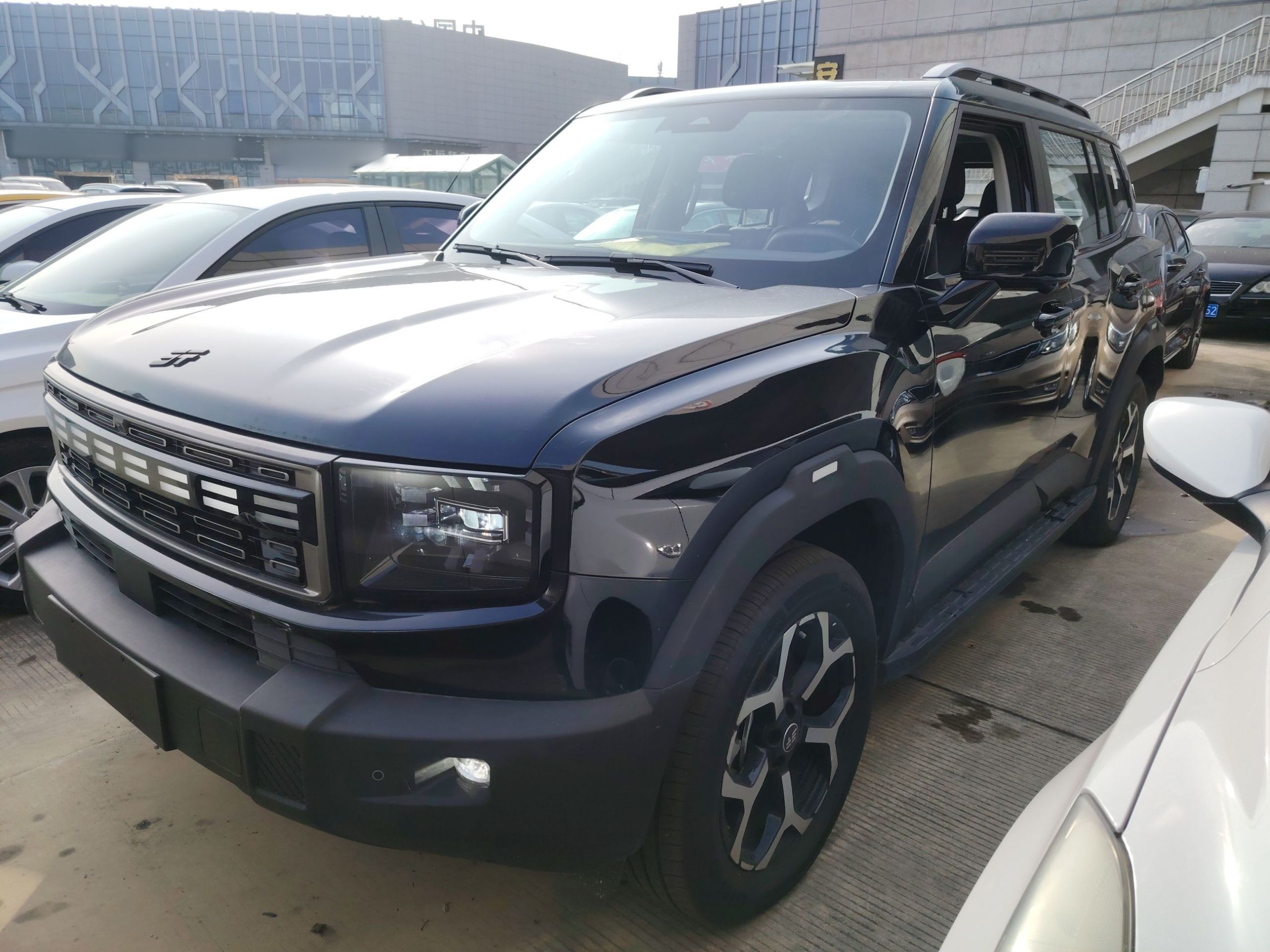 Под передней частью автомобиля