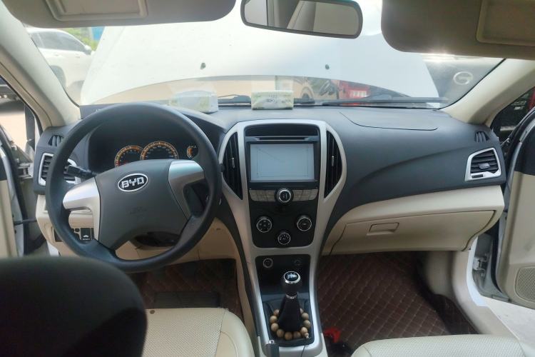 Used BYD F3 2014 1.5L Manual Luxury Model Center Console