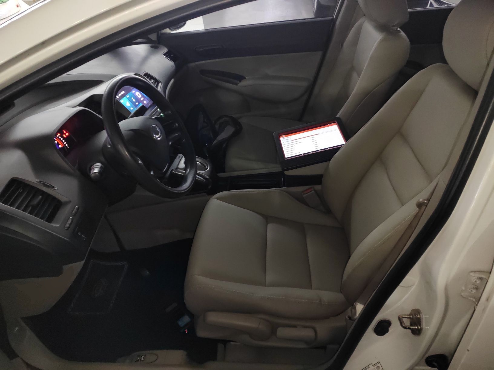 المقاعد الأمامية داخل السيارة