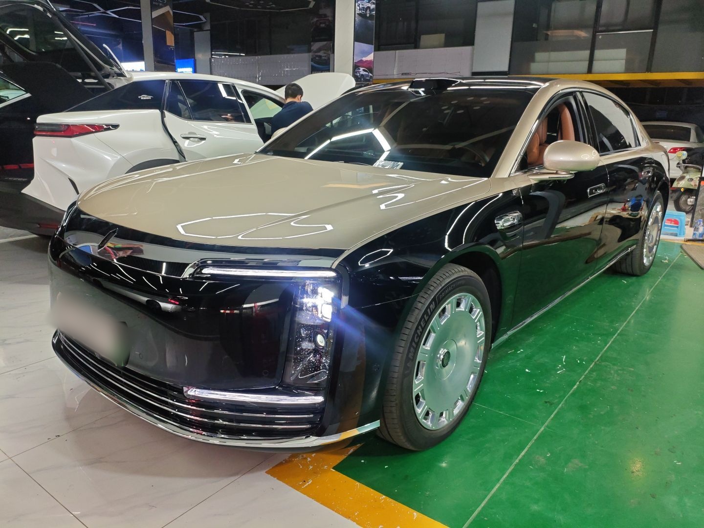 Под передней частью автомобиля