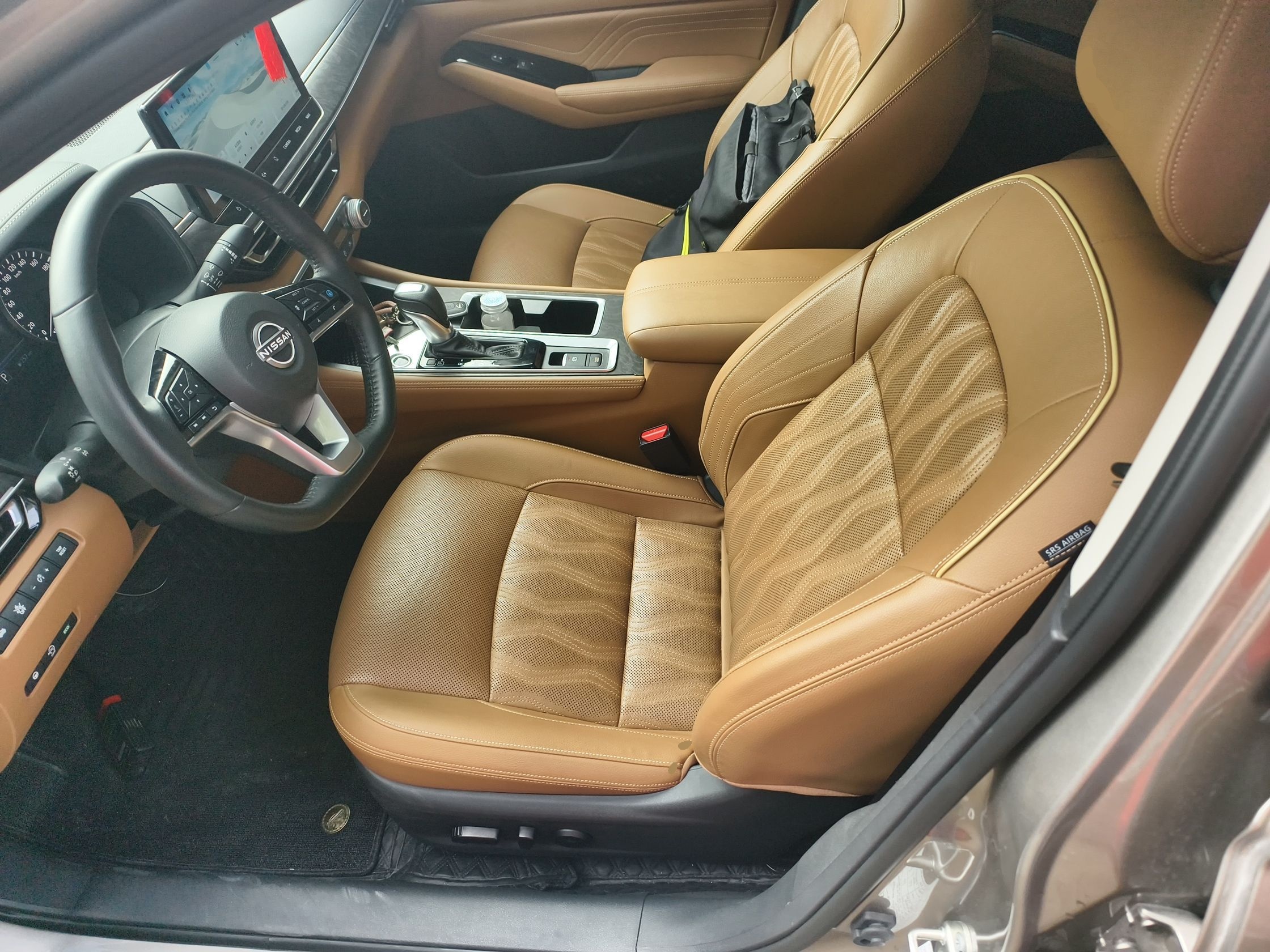 Переднее сиденье в автомобиле