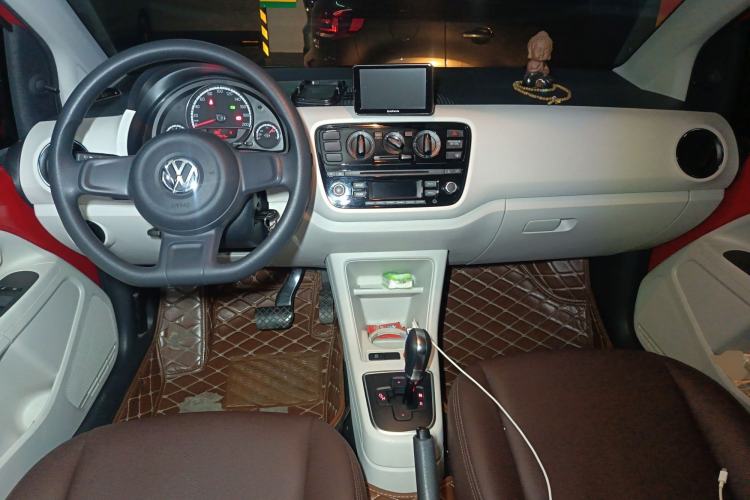 Used Volkswagen up! 2015 1.0L move up! Center Console