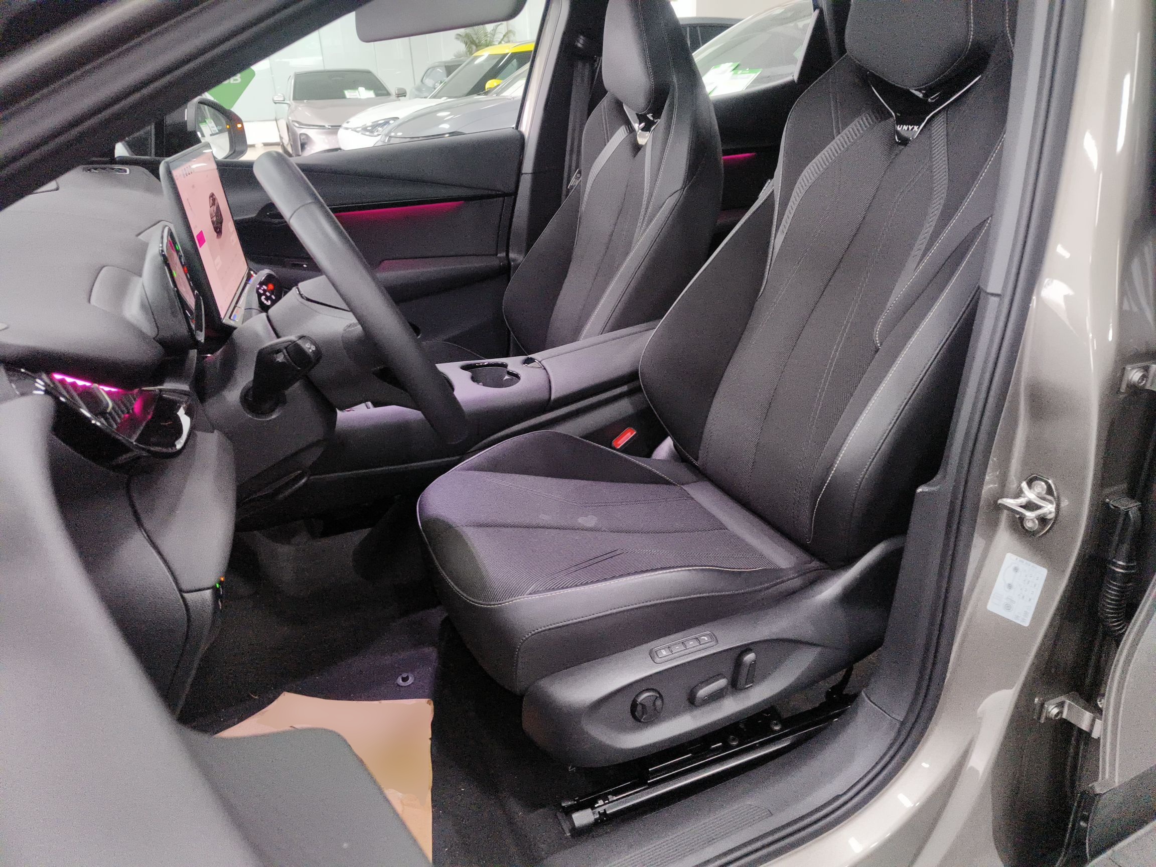 المقاعد الأمامية داخل السيارة