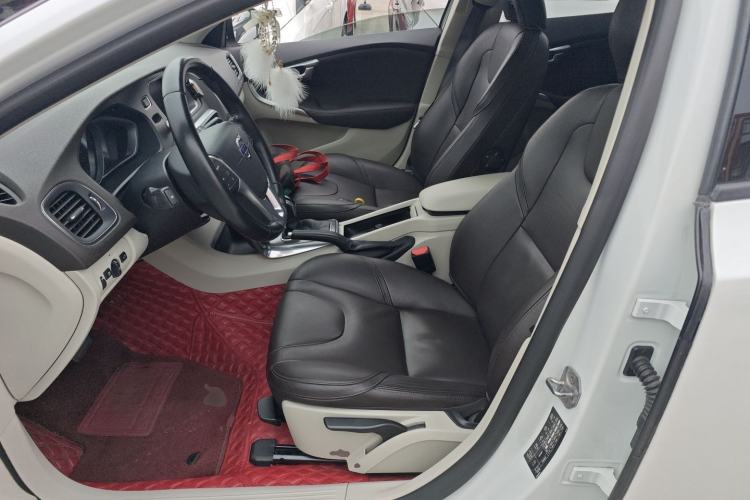 Used Volvo V40 2015 1.6T Zhiyi Edition
