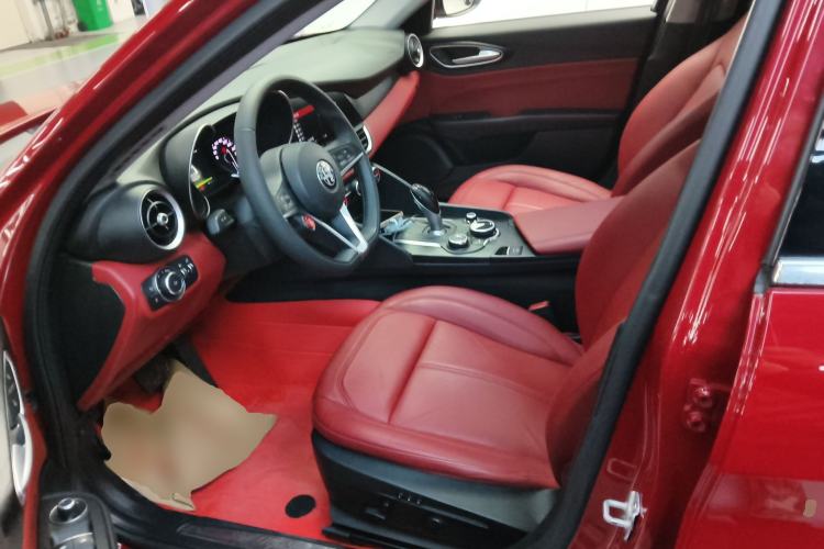 Used Alfa Romeo Giulia 2017 2.0T 200HP Luxury Edition
