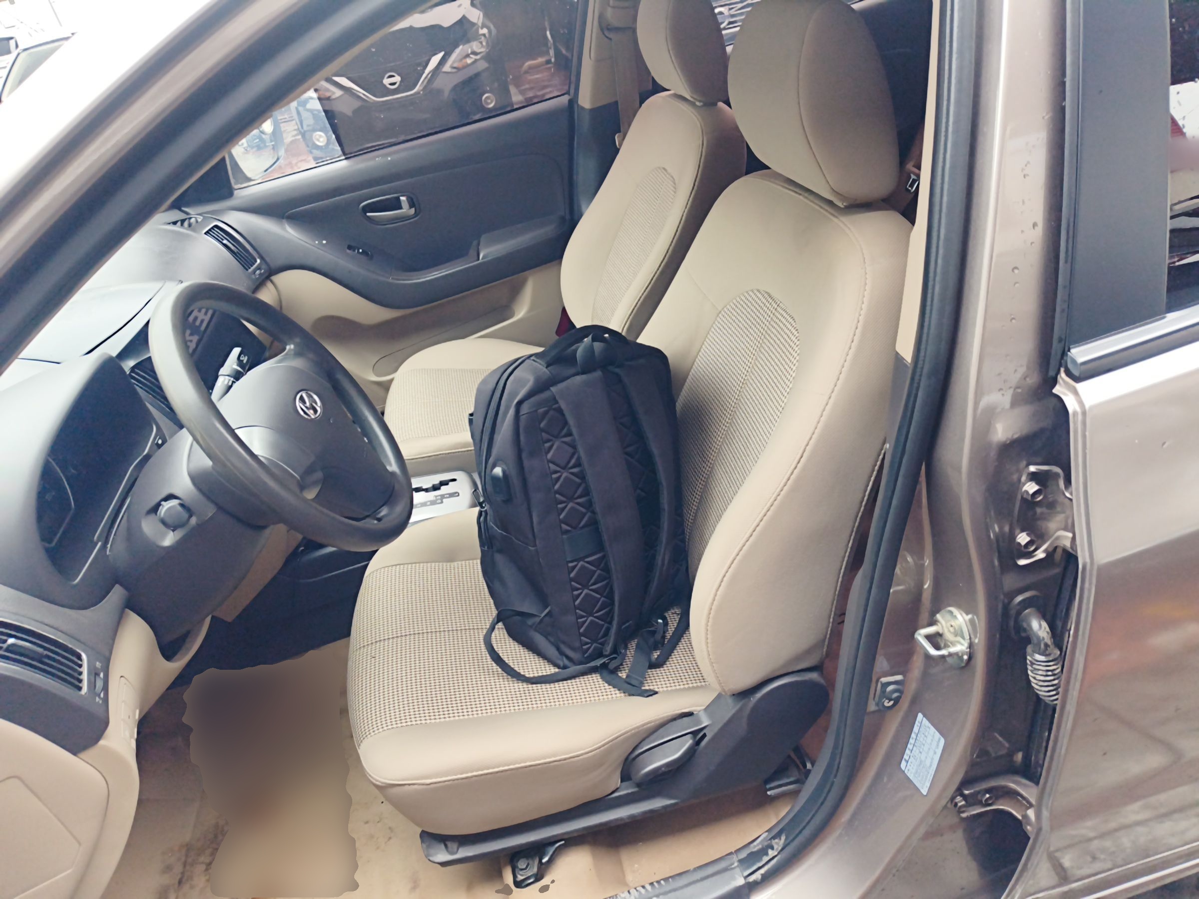 Переднее сиденье в автомобиле