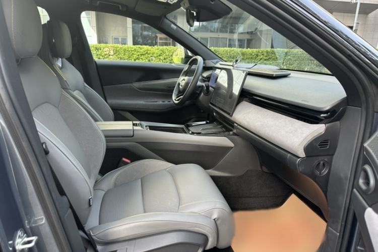 Used Lynk & Co 08 EM-P 2025 220 km All-Wheel-Drive Performance Halo Interior 2