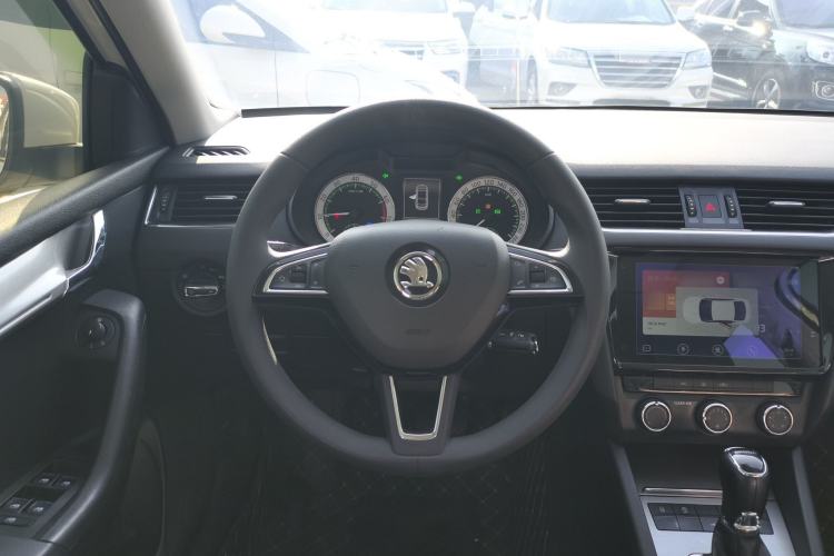 Used Skoda Octavia 2019 1.5L Automatic Smart Drive Luxury Edition China VI Standard Steering Wheel