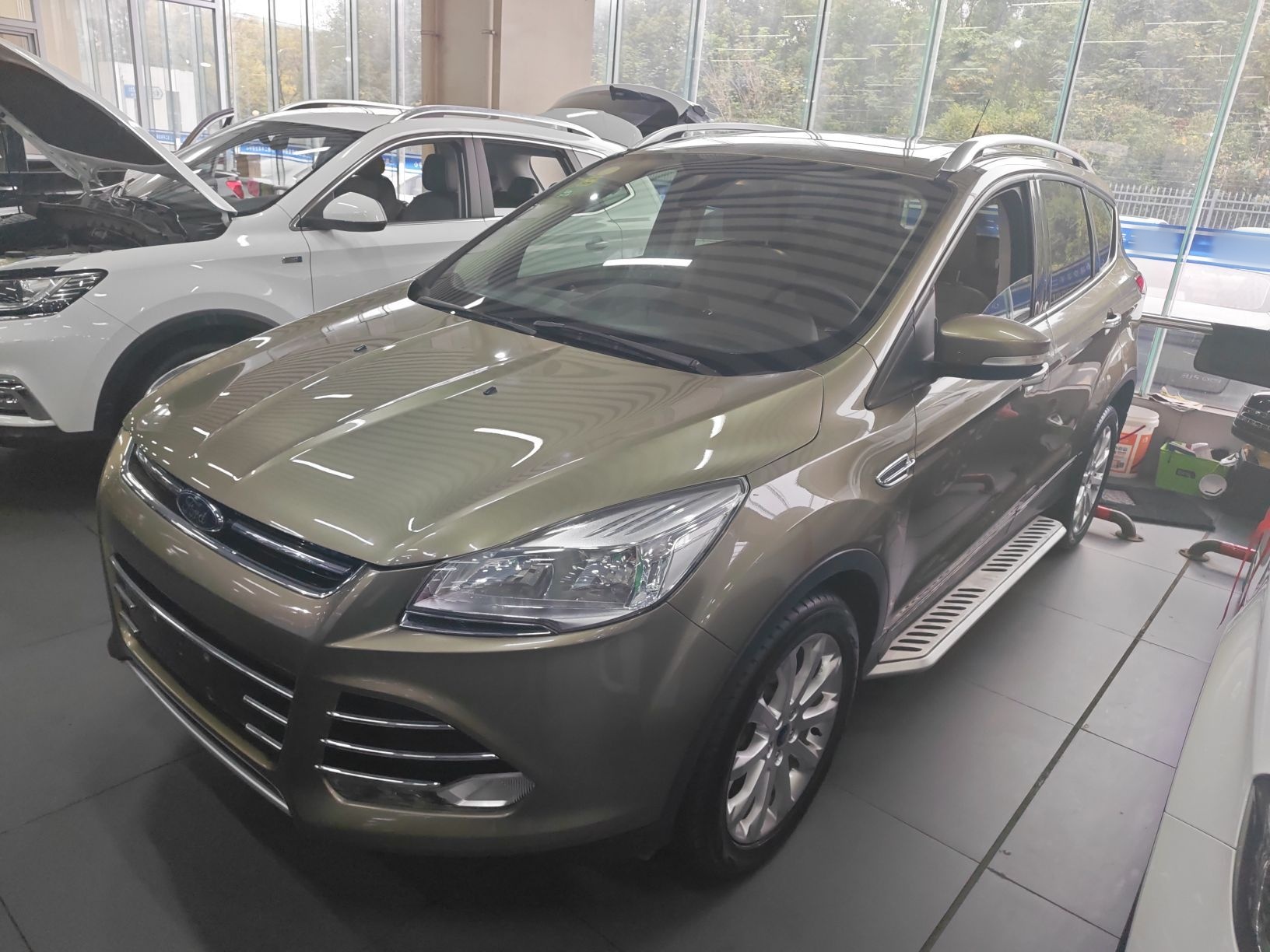 Под передней частью автомобиля