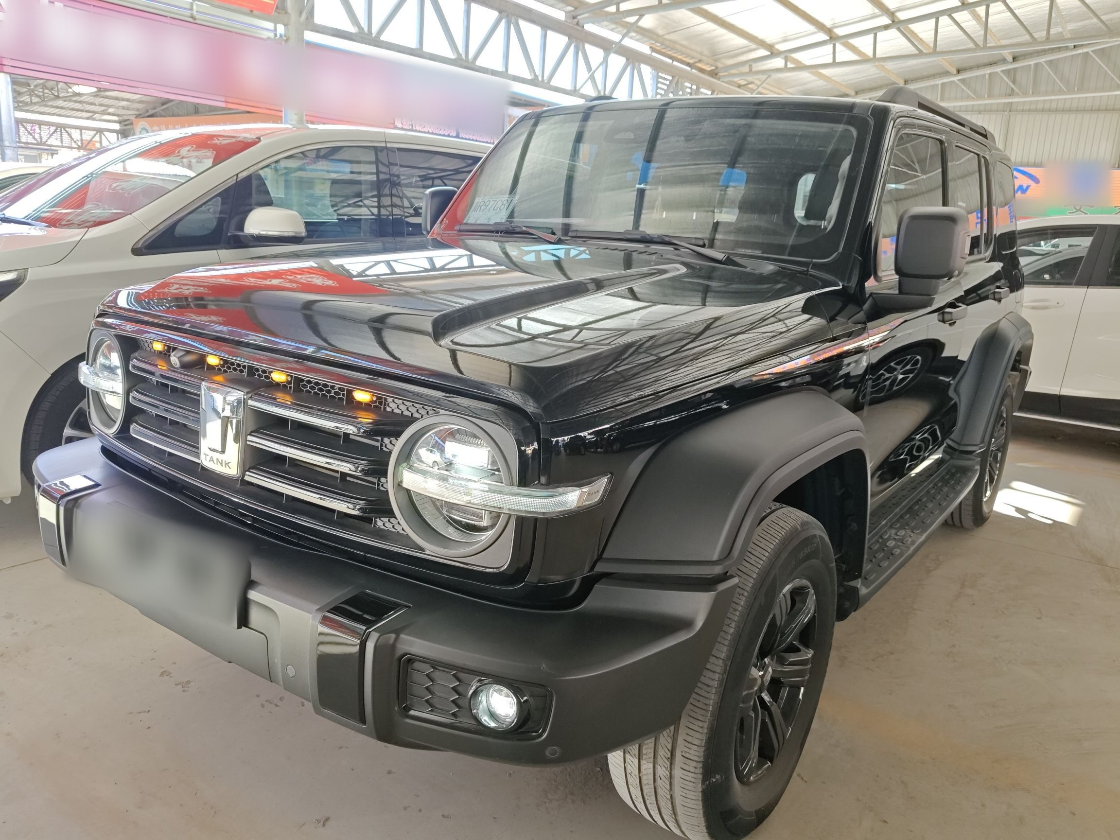 تحت مقدمة السيارة