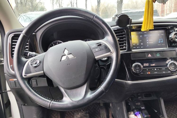 Used Mitsubishi Outlander 2014 2.4L 4x4 Deluxe Value Edition 5 Seats