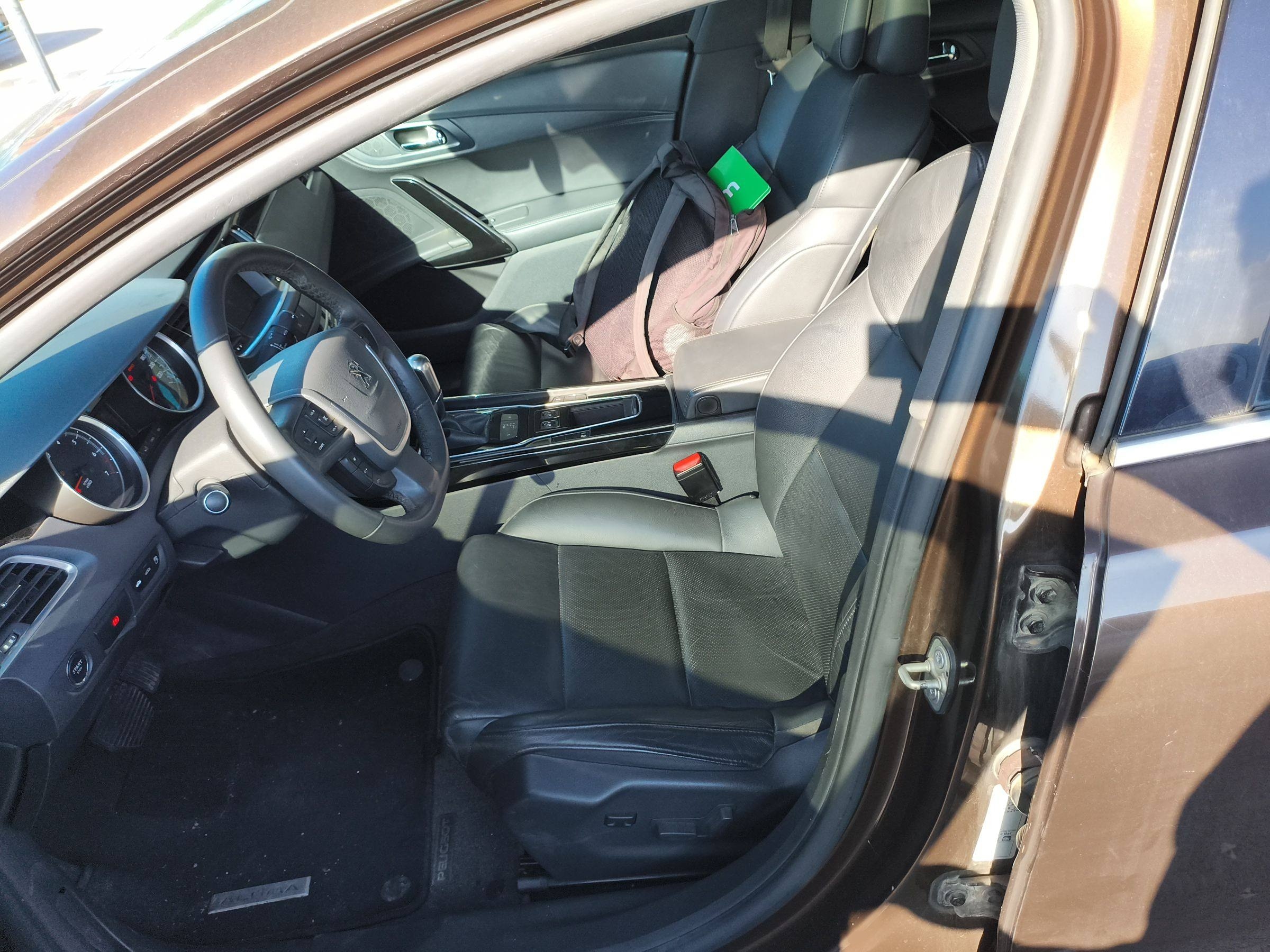 المقاعد الأمامية داخل السيارة