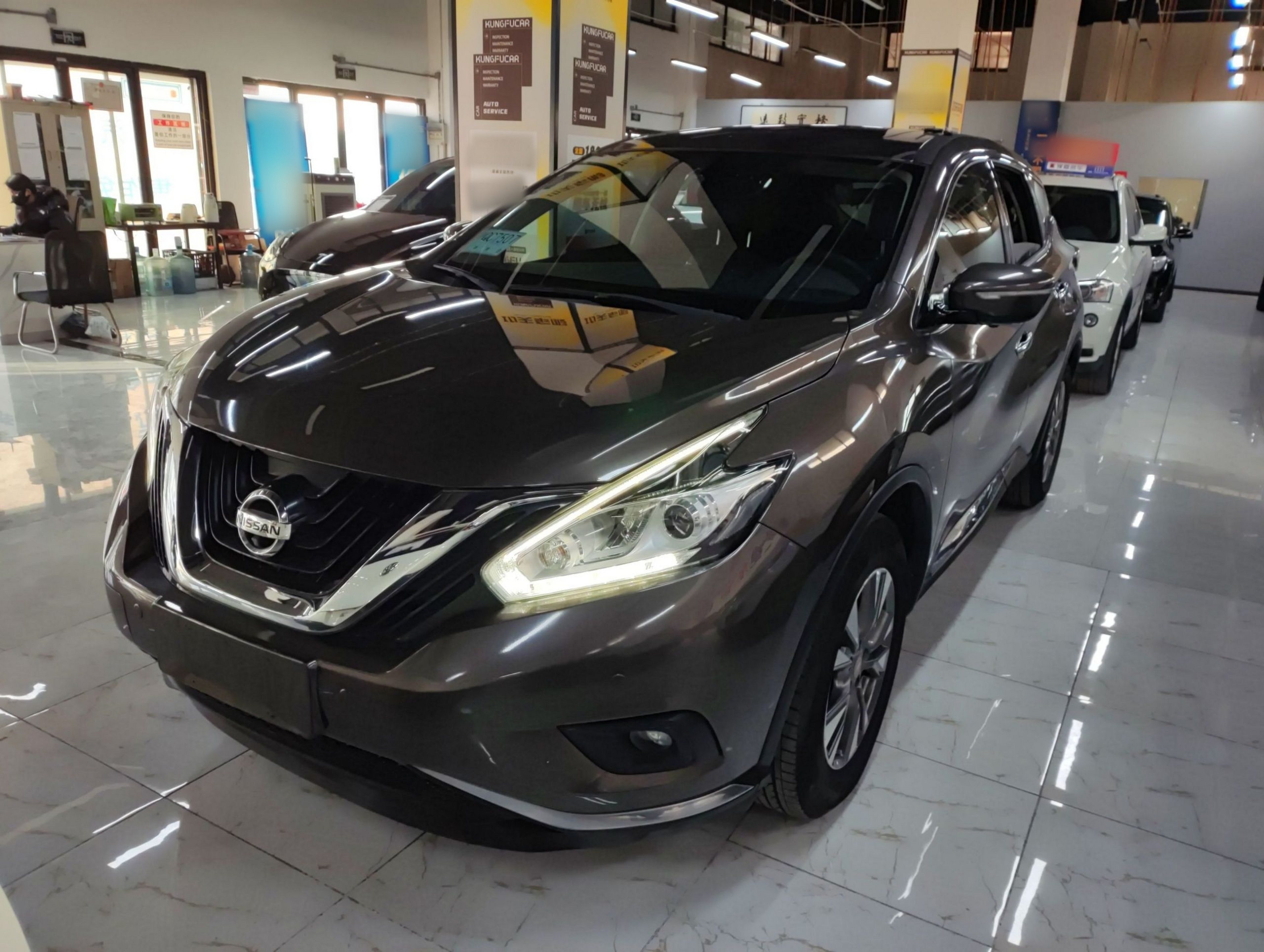 تحت مقدمة السيارة