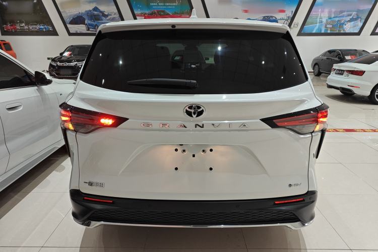 Used Toyota Granvia 2024 2.5L Hybrid Comfort Edition
