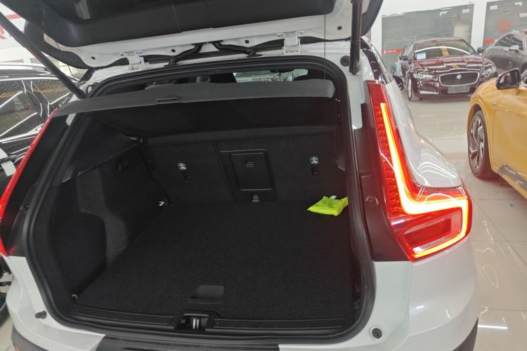 Used Volvo XC40 2021 T4 Four-Wheel Drive Smart & Sporty Edition Trunk