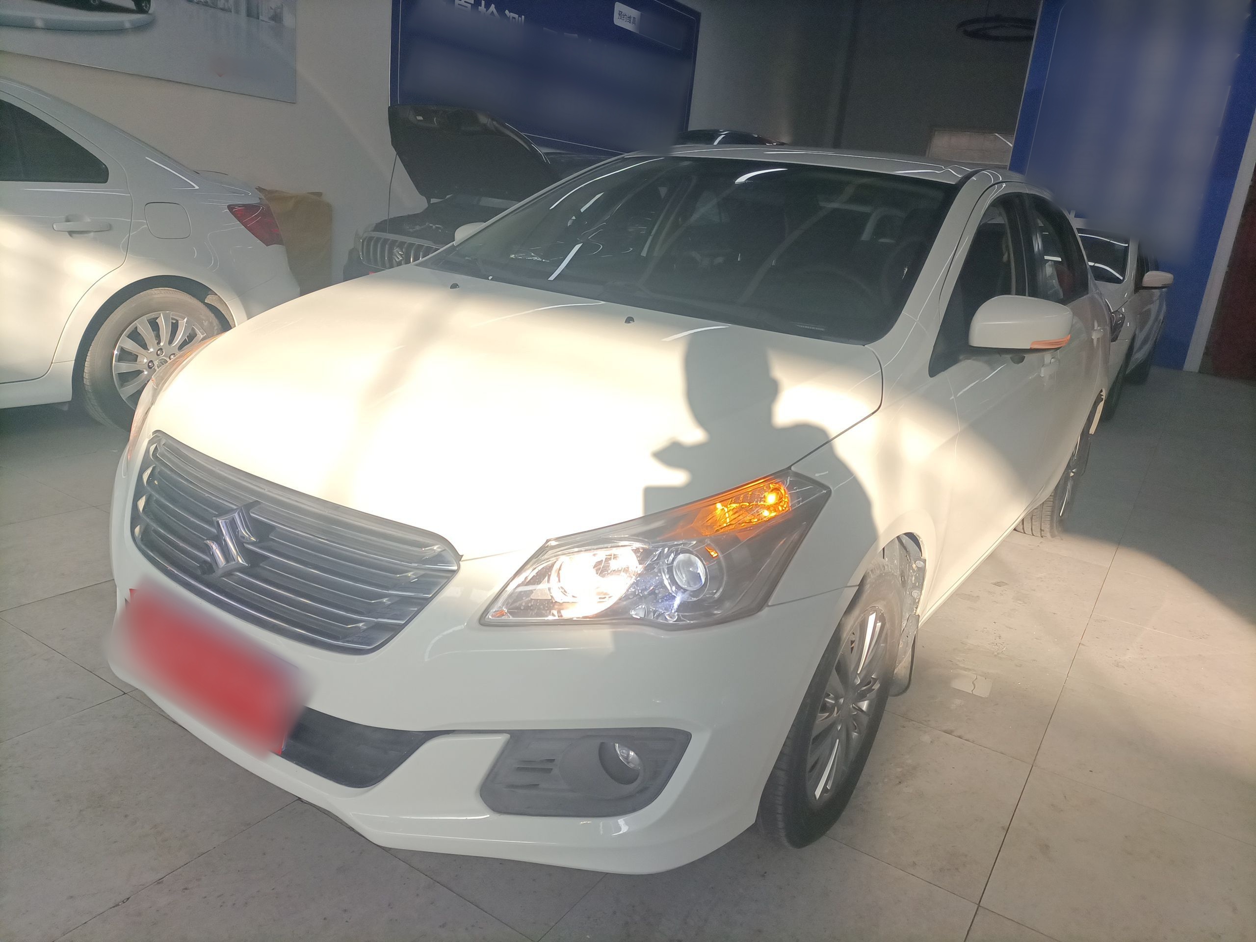 تحت مقدمة السيارة