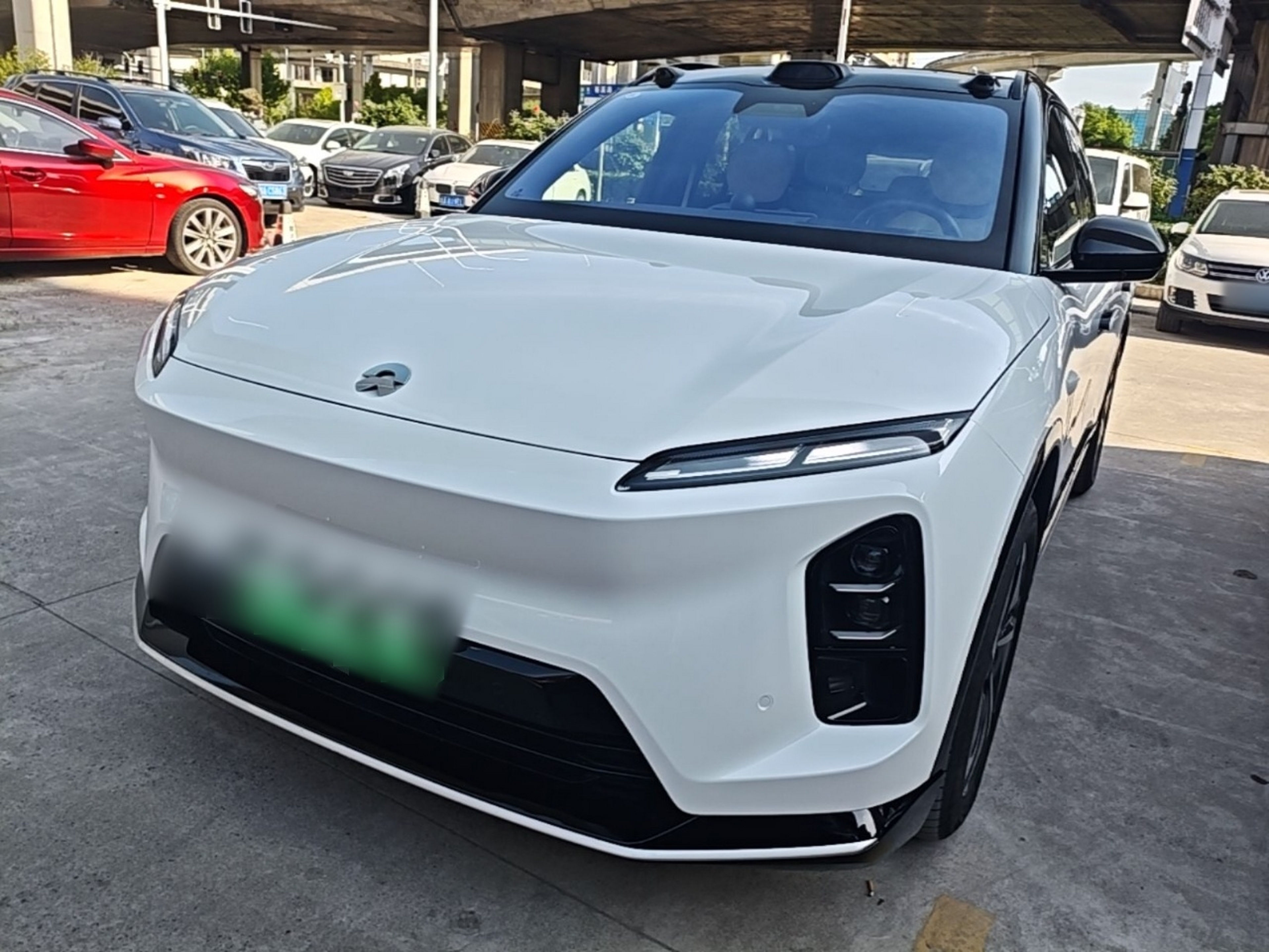 Под передней частью автомобиля