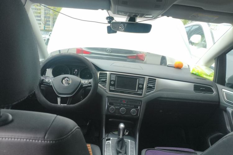 Used Volkswagen Golf Sportsvan 2019 280TSI Automatic Sentinel Model China VI Standard Center Console