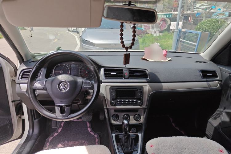 Used Volkswagen Lavida 2013 1.6L Automatic Luxury Edition Center Console