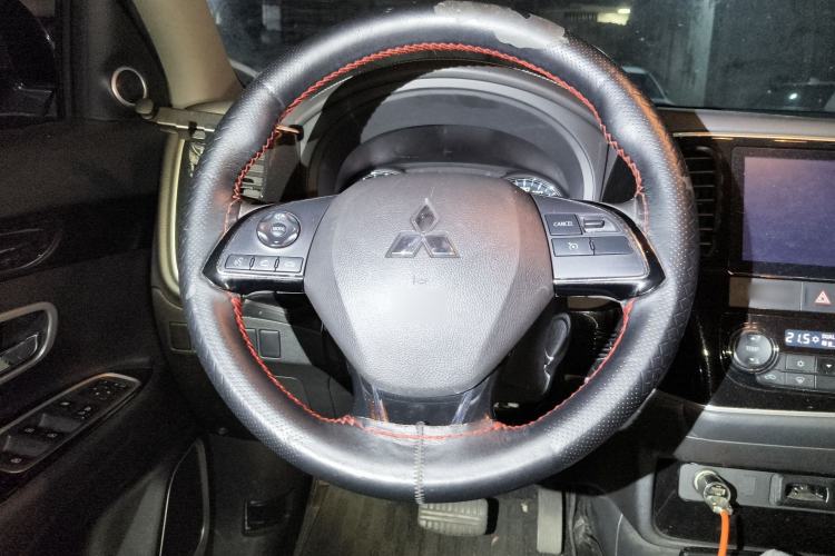 Used Mitsubishi Outlander 2019 2.0L Two-Wheel Drive Comfort Edition 7-Seater China VI Standard Steering Wheel