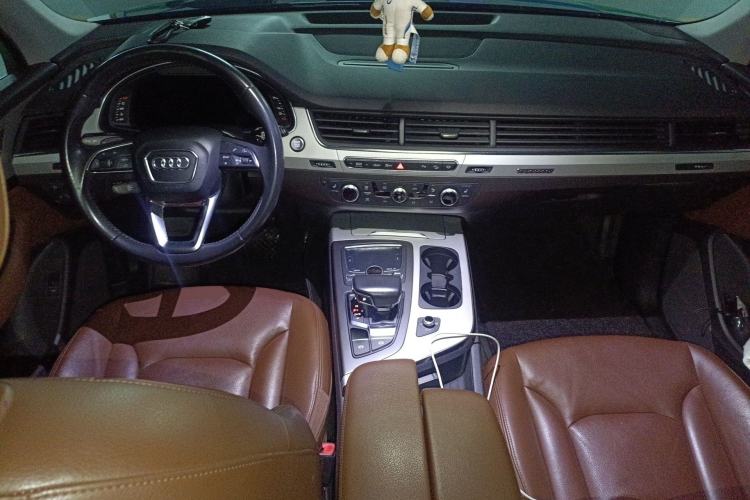 Used Audi Q7 2018 45 TFSI Technology Edition Center Console