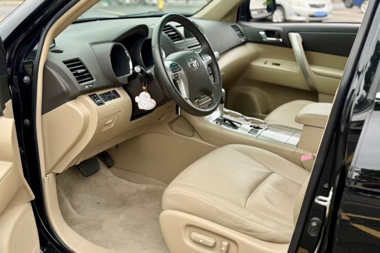 Used Toyota Highlander 2012 2.7L Two-Wheel Drive 7-Seater Luxury Edition Interior 5