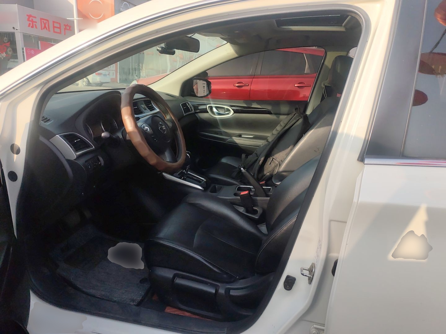 المقاعد الأمامية داخل السيارة