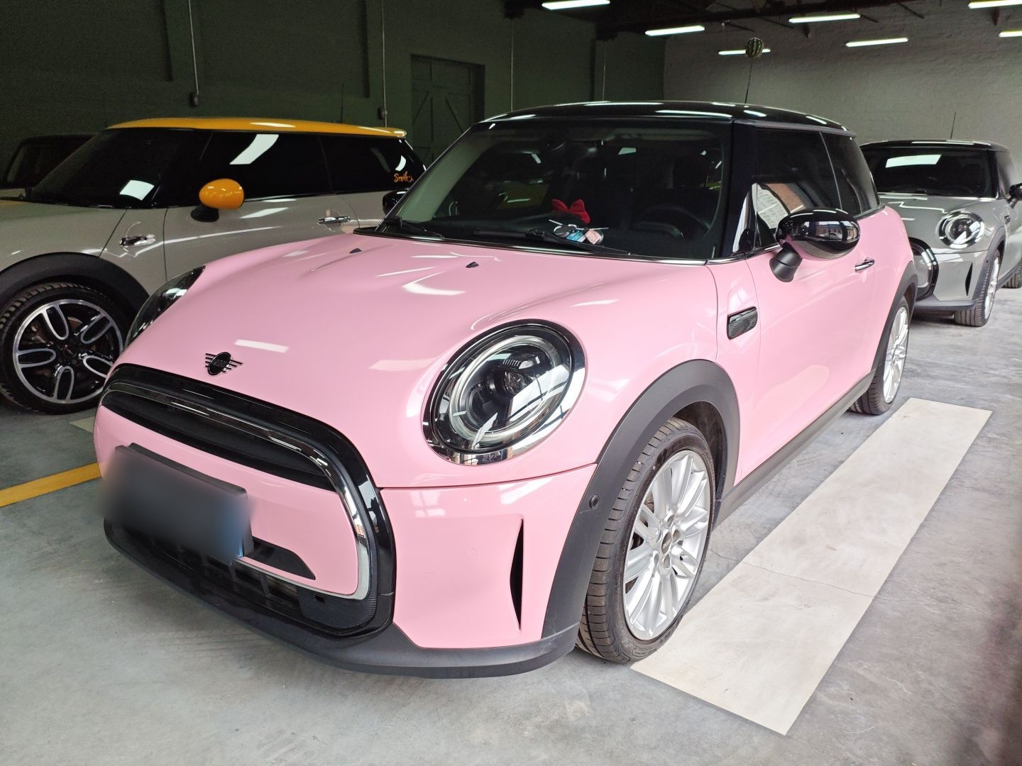 تحت مقدمة السيارة