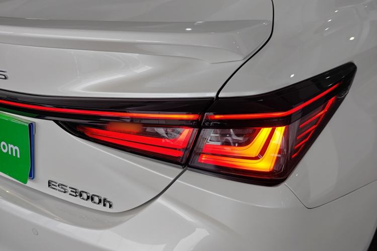 Used Lexus ES 2025 300h Deluxe Edition
