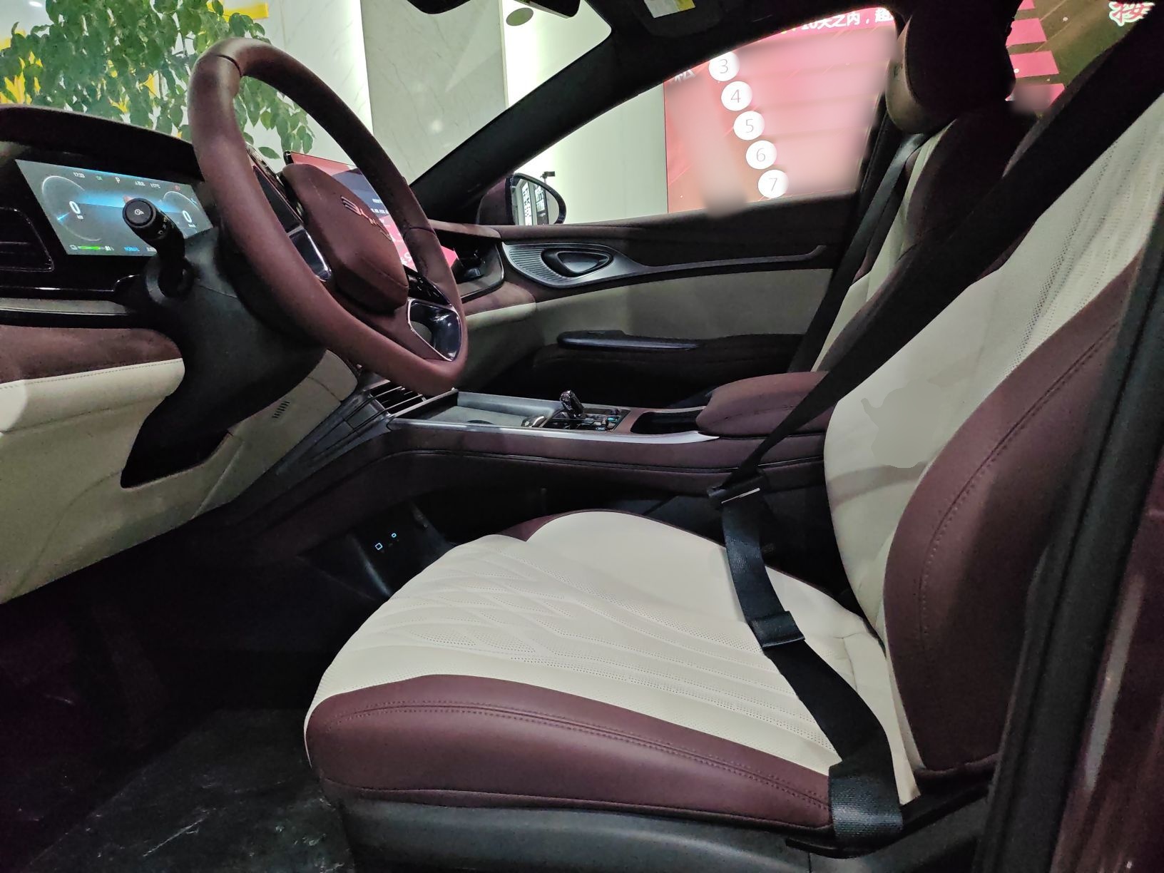 المقاعد الأمامية داخل السيارة