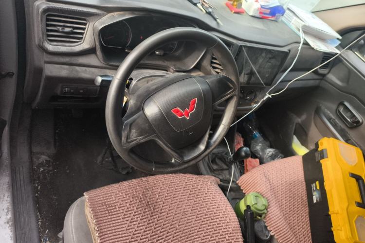 Used Wuling Hongguang V 2021 1.5L Jingqu Edition Enclosed-Window Vehicle LAR Steering Wheel