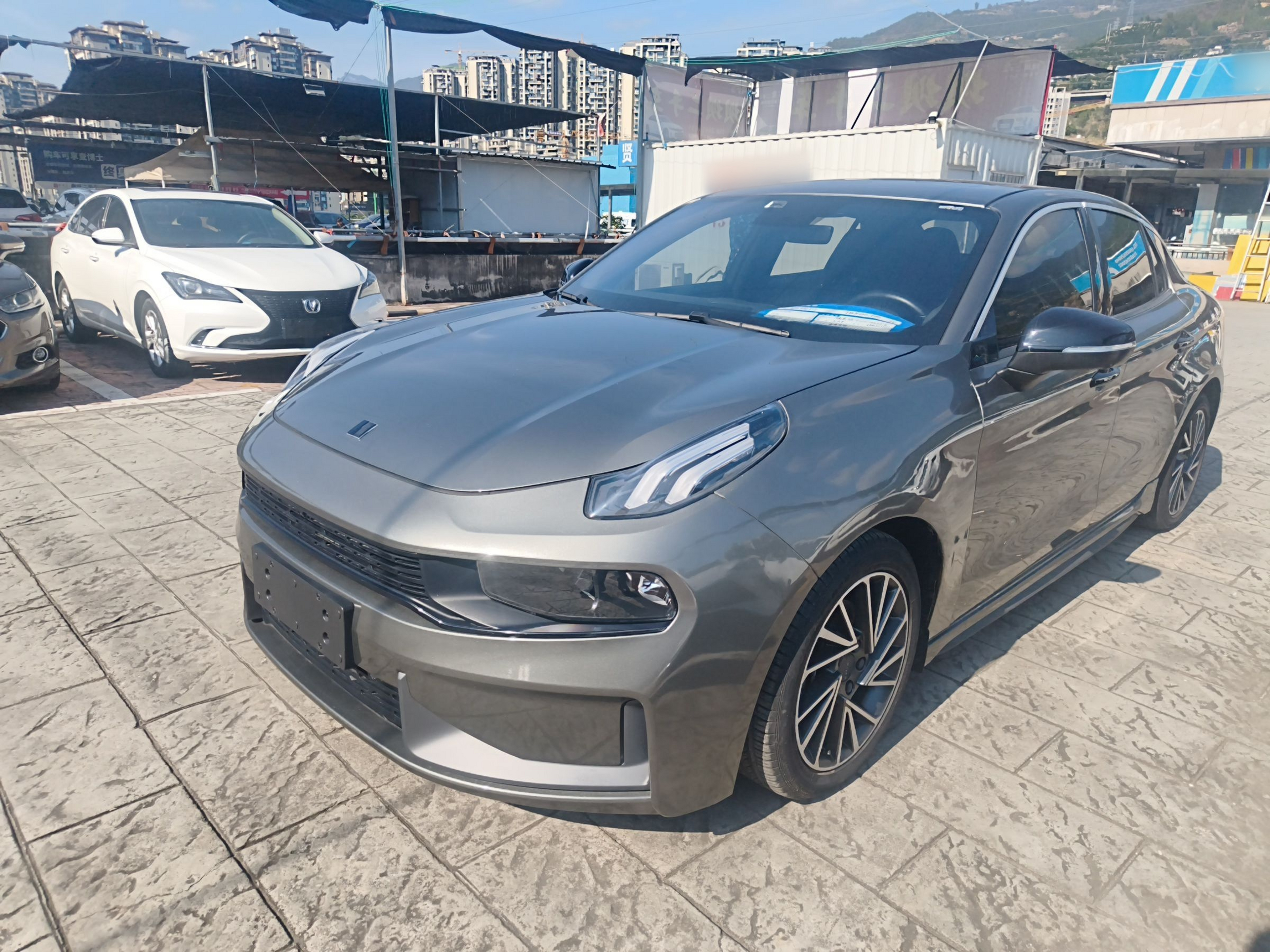 Под передней частью автомобиля