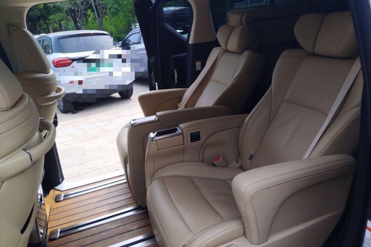 Used Toyota Alphard 2018 Revised Version 3.5L Luxury Edition Interior 4