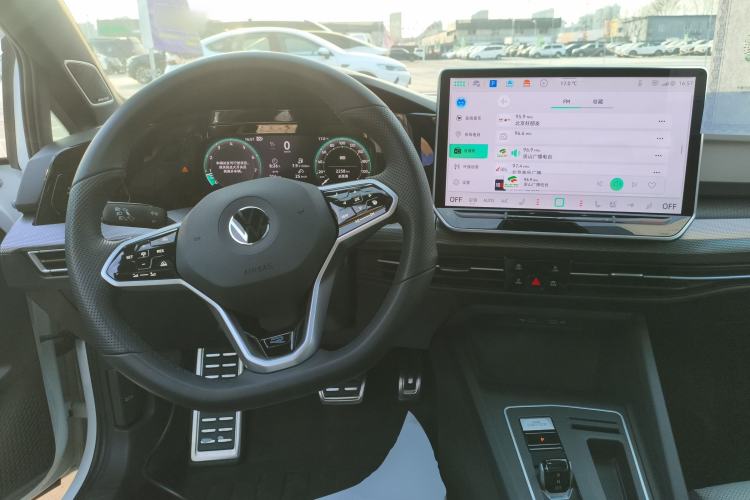 Used Volkswagen Golf 2025 300TSI R-Line
