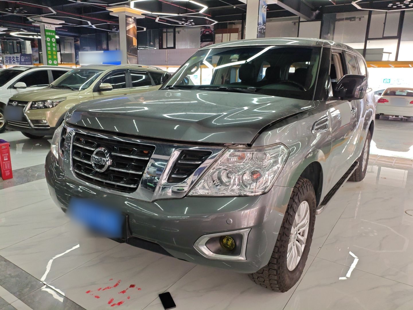 تحت مقدمة السيارة