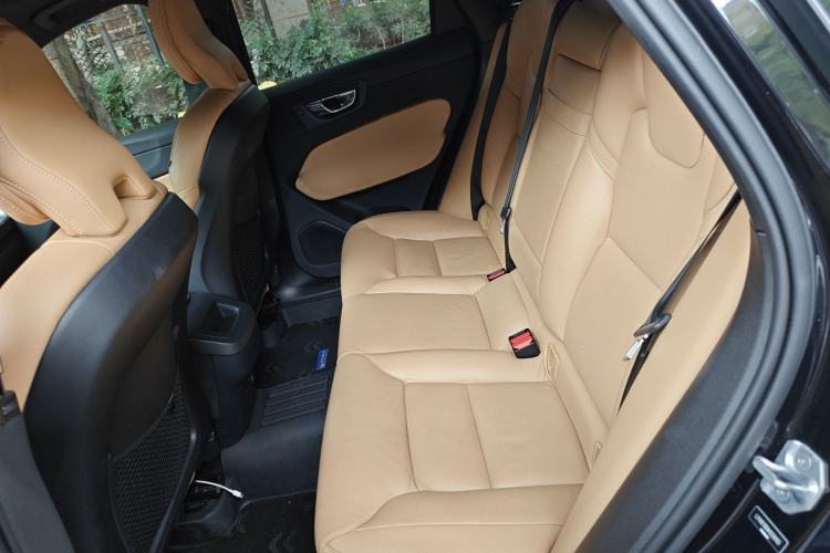 Used Volvo XC60 2019 T5 4x4 Smart Edition China VI Standard Interior 4