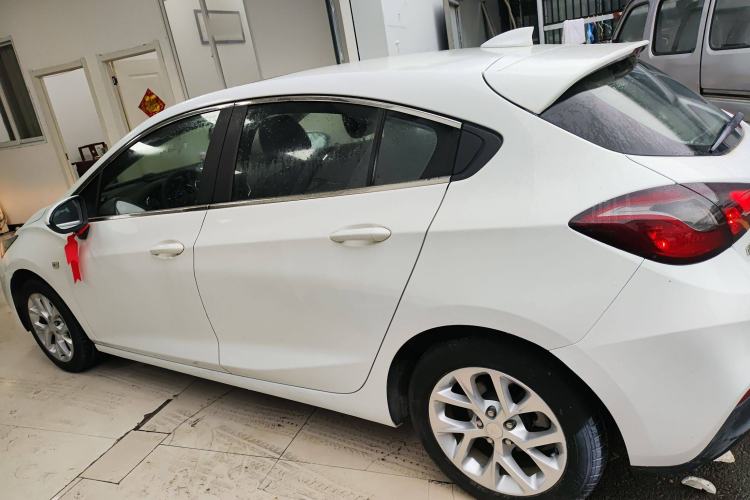 Used Chevrolet Cruze 2017 1.5L Hatchback Automatic Pioneer Sunroof Edition