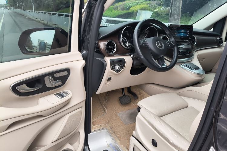 Used Mercedes-Benz V-Class 2022 V 260 Avantgarde Edition Driver Seat