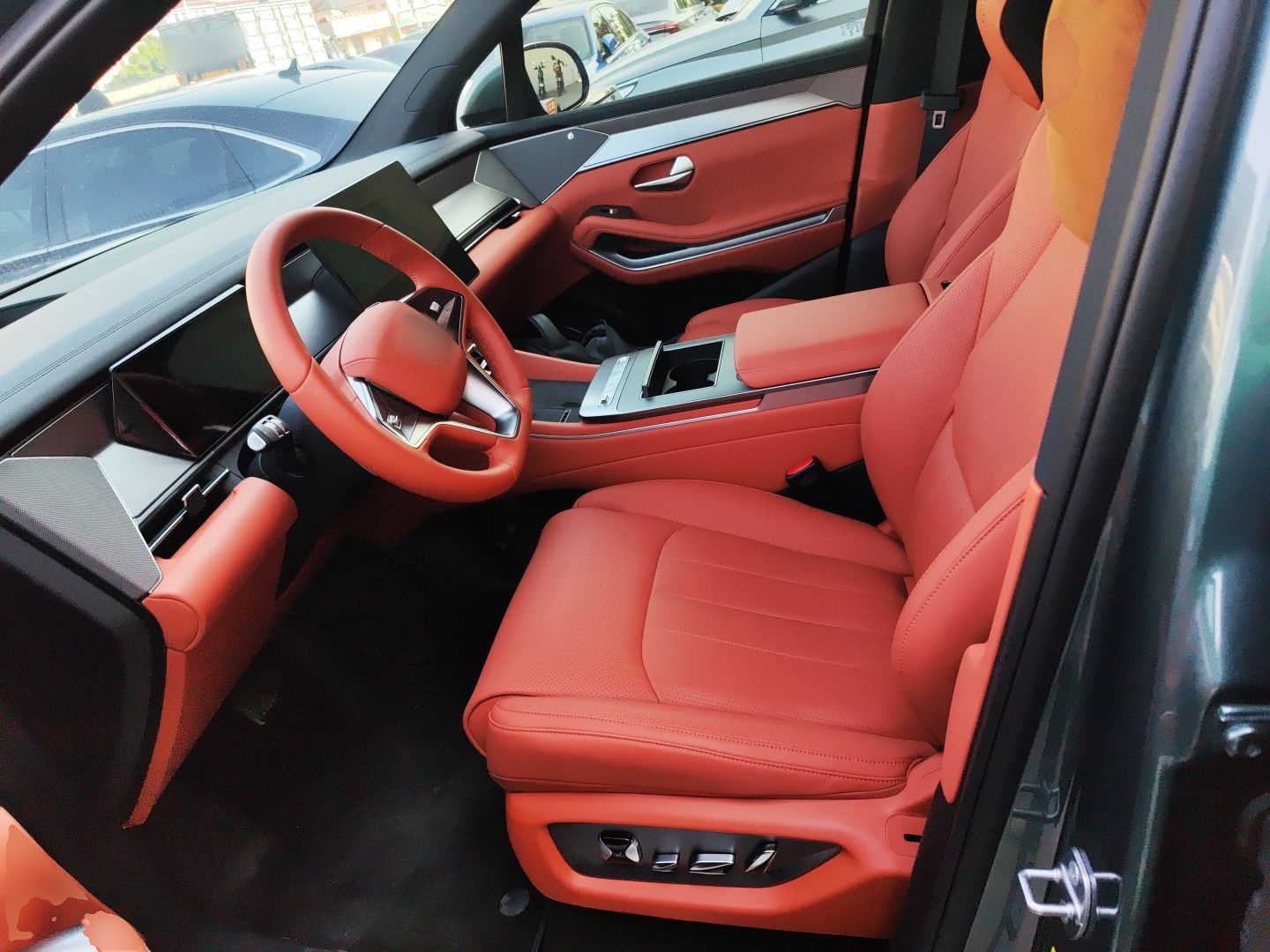 المقاعد الأمامية داخل السيارة