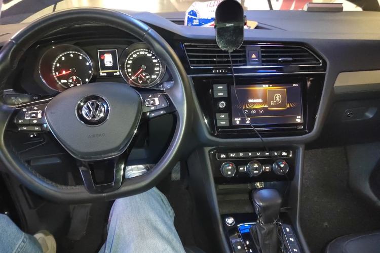 Used Volkswagen Tiguan L 2019 330TSI Automatic Two-Wheel Drive Smart Luxury Version China VI Standard Center Console