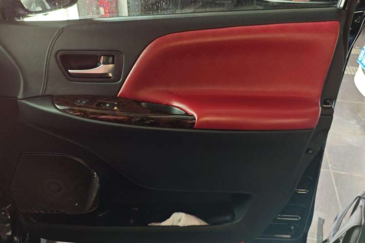 Used Toyota Sienna 2018 3.5L Two-Wheel Drive SE U.S. Specification
