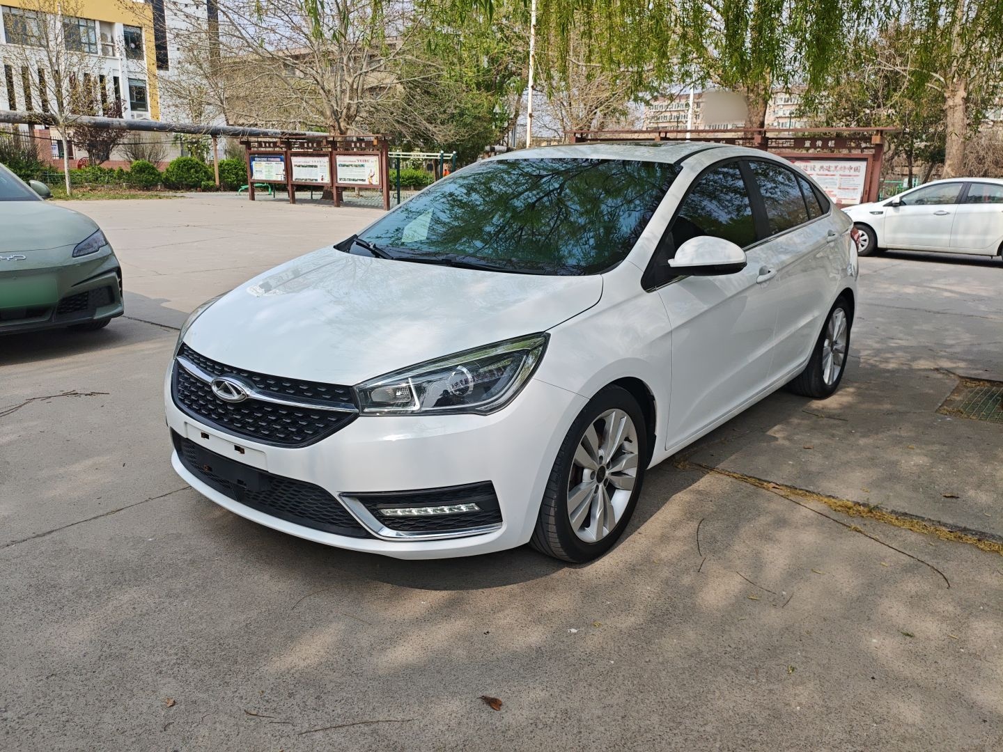 Под передней частью автомобиля