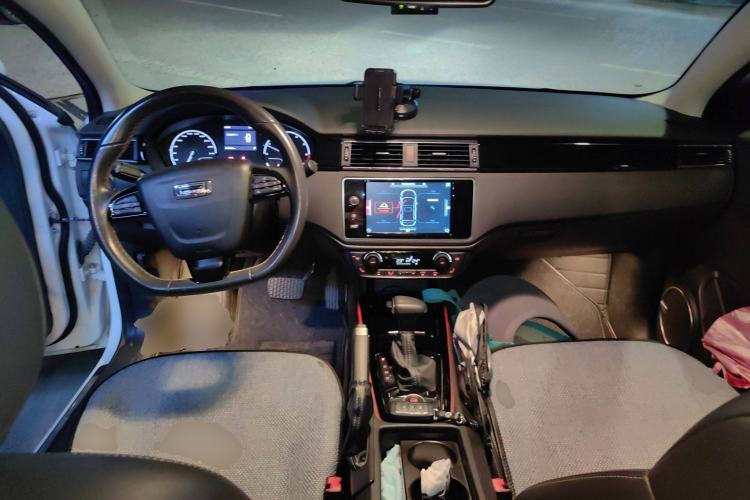 Used Qoros 3 2016 Urban SUV 1.6T Automatic ZhiZhen Model Center Console