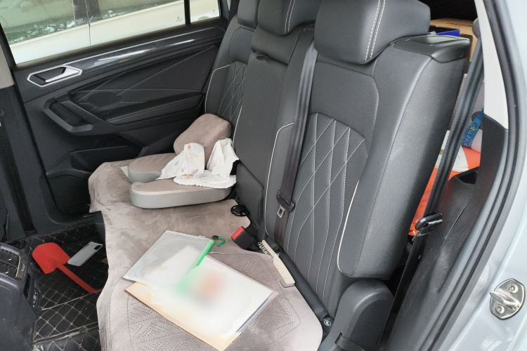 Used Volkswagen Tiguan L 2022 380TSI Automatic All-Wheel Drive R-Line Enhanced Comfort 7-Seater Left Rear Seat