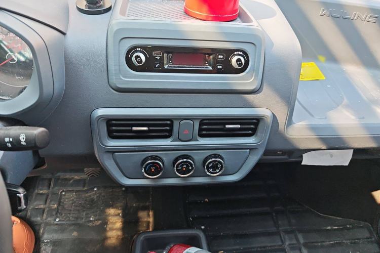 Used Wuling Yangguang 2024 230km Practical Enclosed-Window Version 60kW